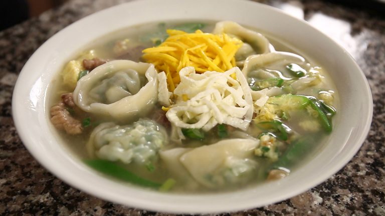Korean Dumpling Soup | (만두국 - Manduguk)